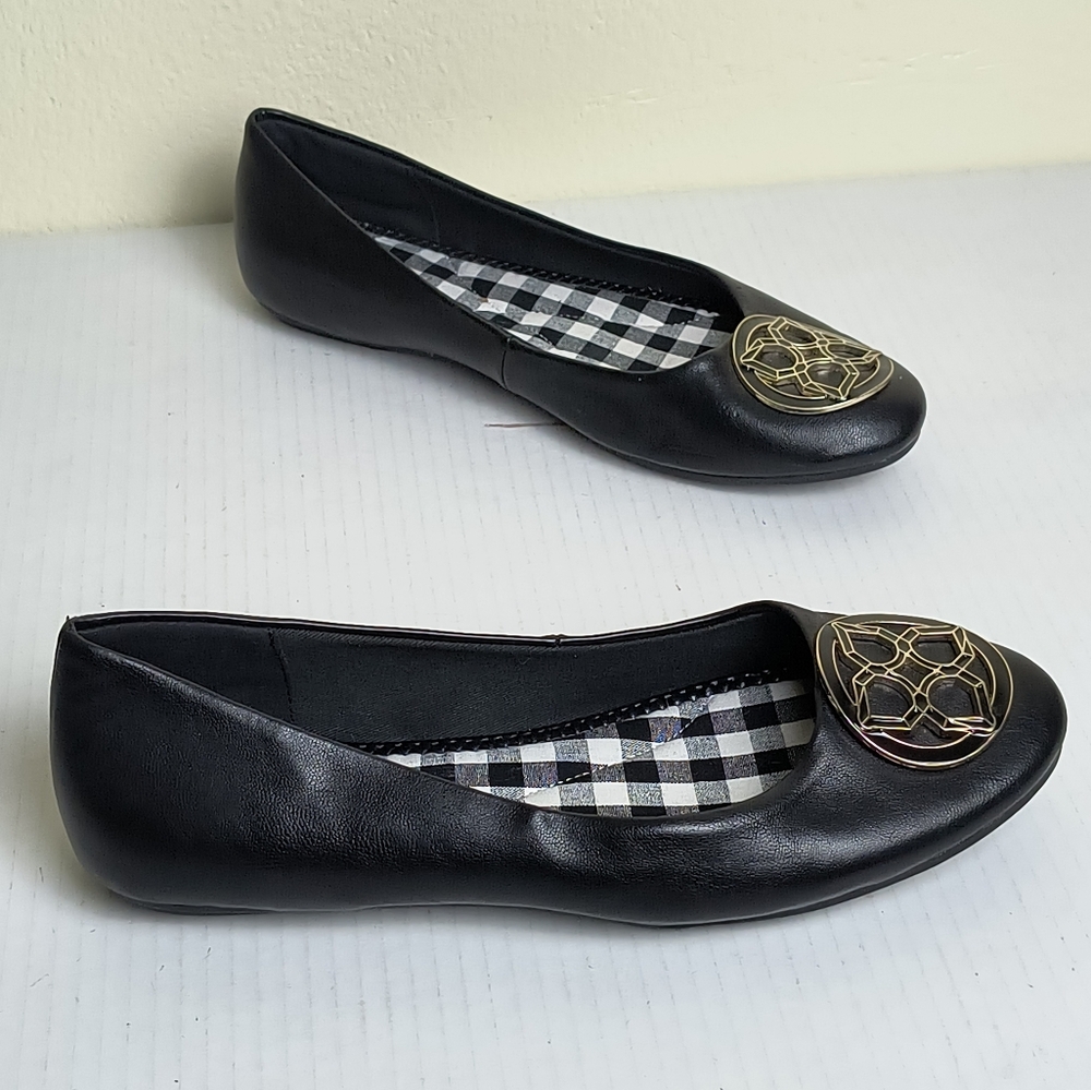 Kelly & Katie Black and Gold Flats with Medallion Size 8.5 Casual